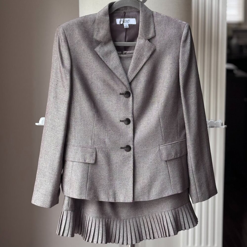 Le Suit Essential Skirt Suit